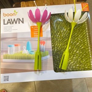 Boom lawn drying rack with flower accessories